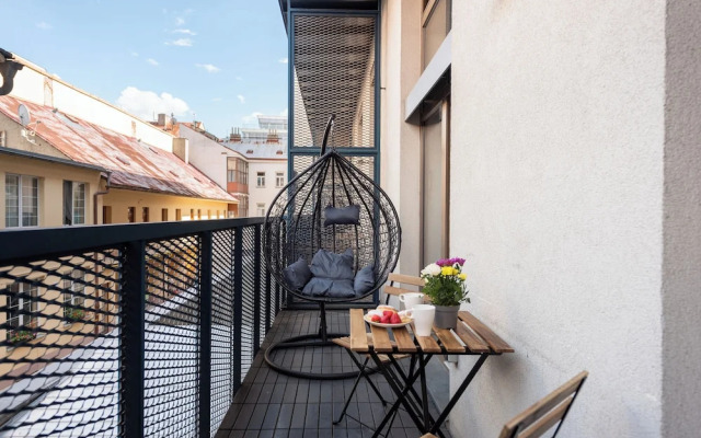 Modern Loft with Balcony Close to Center