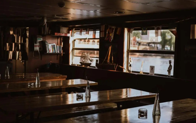 Eastern Comfort - The swimming hostel