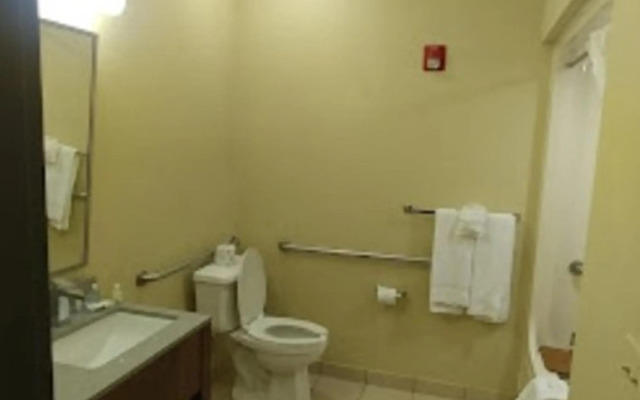 Quality Inn & Suites Roanoke - Fort Worth North