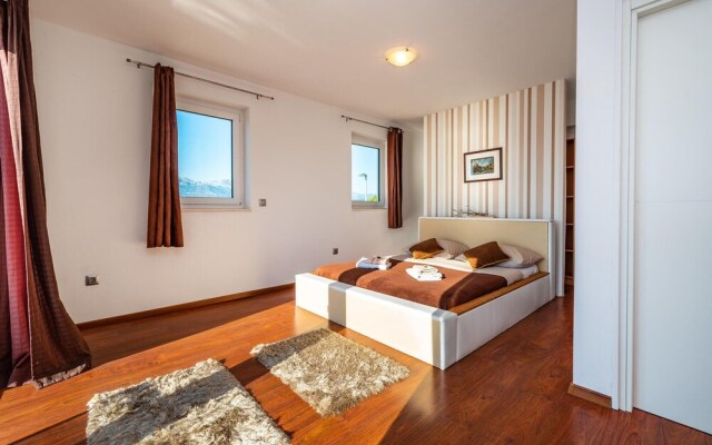 Amazing Home in Novigrad With 5 Bedrooms, Wifi and Outdoor Swimming Pool