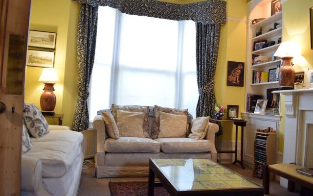 3 Bedroom Clapham Home With Patio