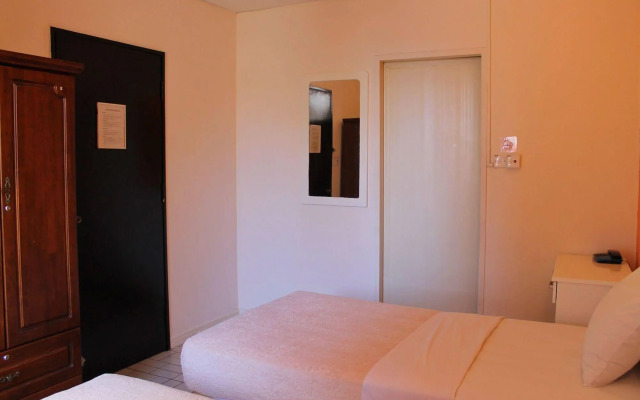 Victoria Hotel and Hostel