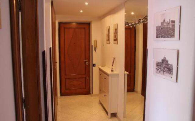 Lovely 2-Bedroom Rental Unit, 5 Minutes From Metro