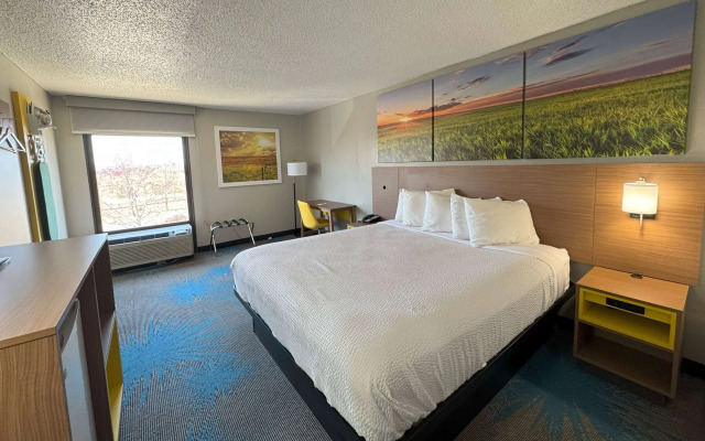 Days Inn & Suites by Wyndham Cedar Rapids