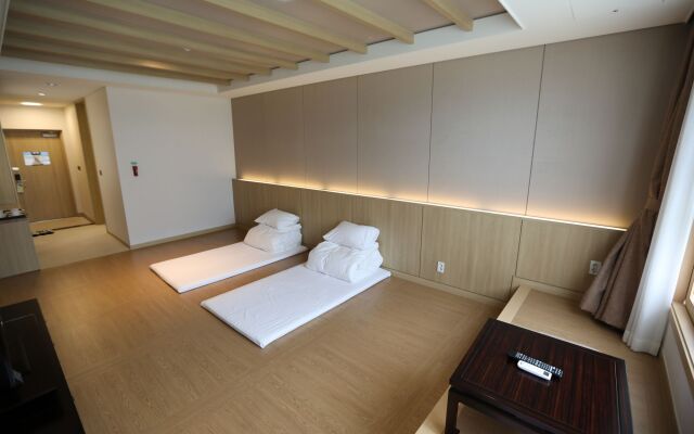 Pinehills Hotel