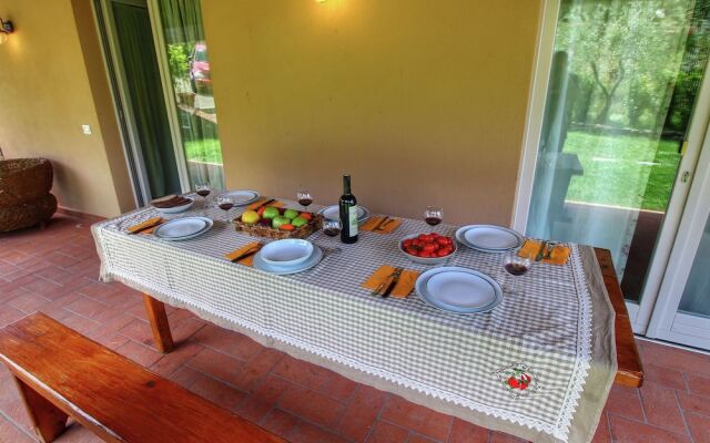 Luxurious Villa in Monte San Savino with Jacuzzi