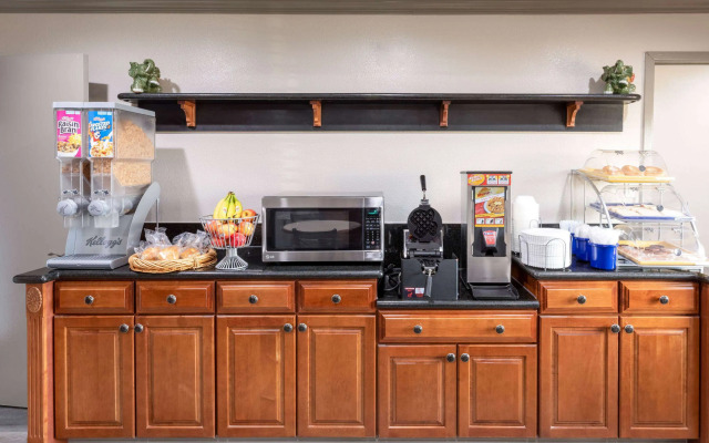 Days Inn by Wyndham Baytown Garth Road I10 East