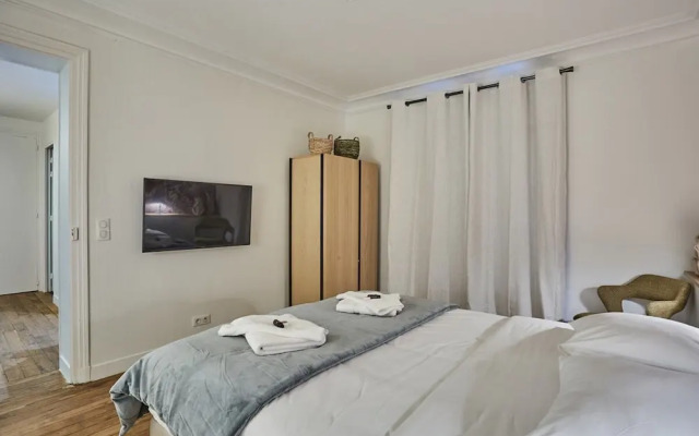 Apartment Eiffel Tower Trocadero by Studio Prestige