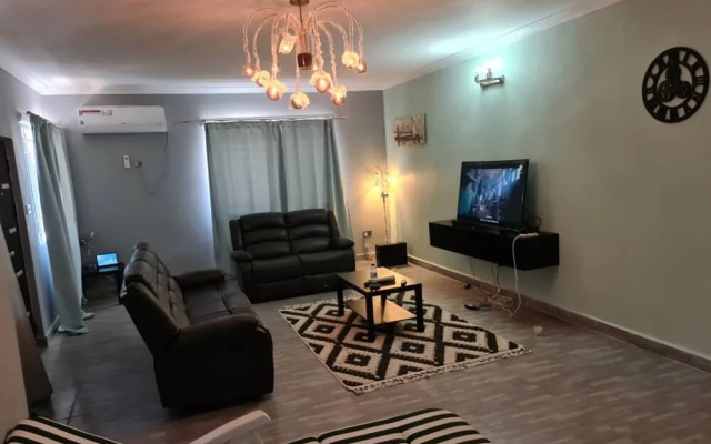 6-bed House in Freetown 5 min Drive From the Beach