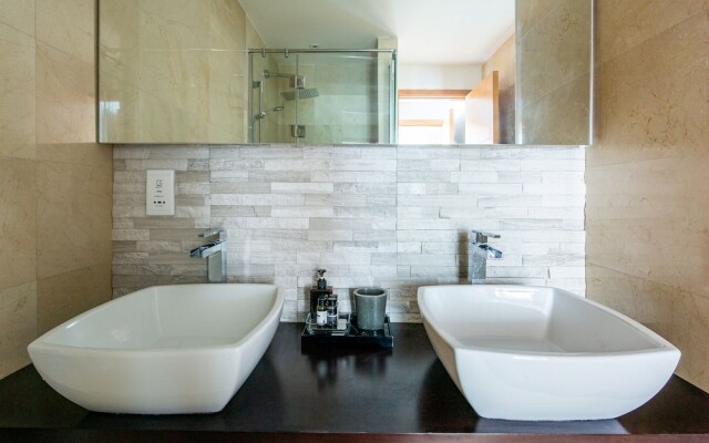 Elegant 2BR With Magnificent Marina Views!