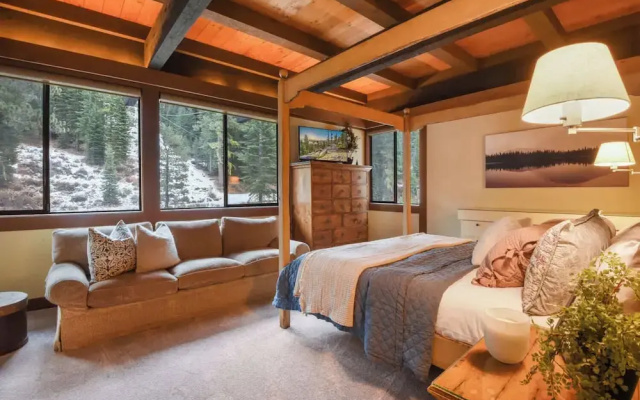 Joy on the River Stunning Waterfront Home for 10