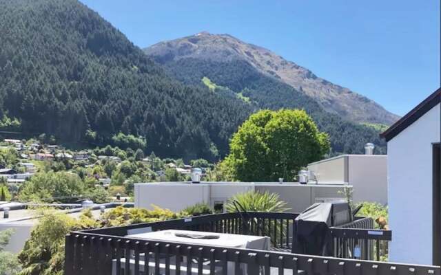 Modern Family Home 350 meters to Town Centre