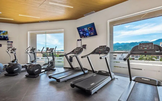 Oceanfront 1BR with Balcony & Pool