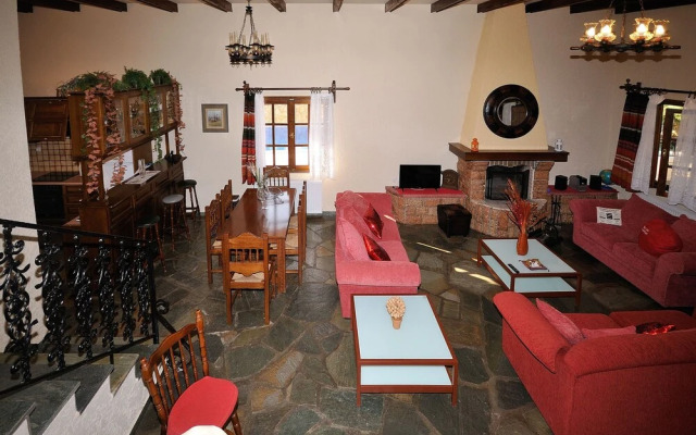 Family Maisonette with Pool near Beach