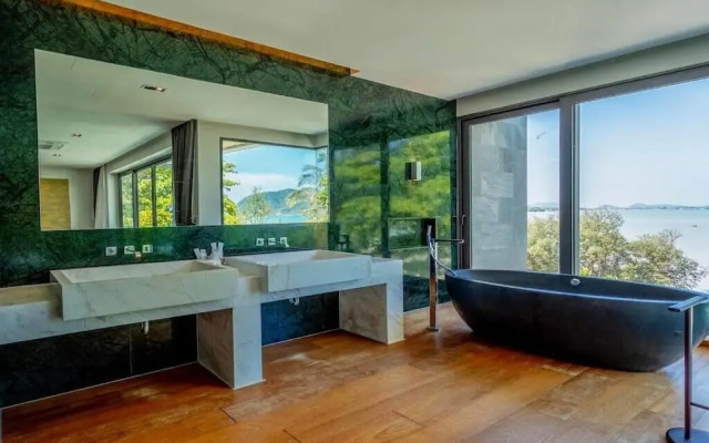 Beachfront Villa 3BR Infinity Pool V38