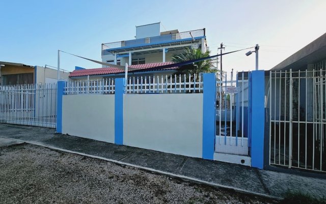 "cozy and Modern Apartment Black & White With Jacuzzi on Terrace"