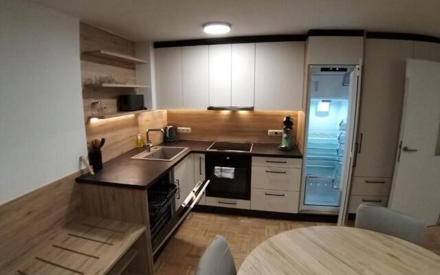 Modern Apartment, Full Kitchen, for 6