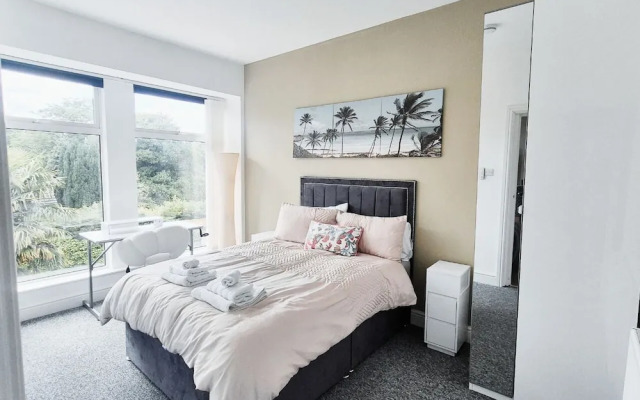 Stylish & Modern 2BR Flat