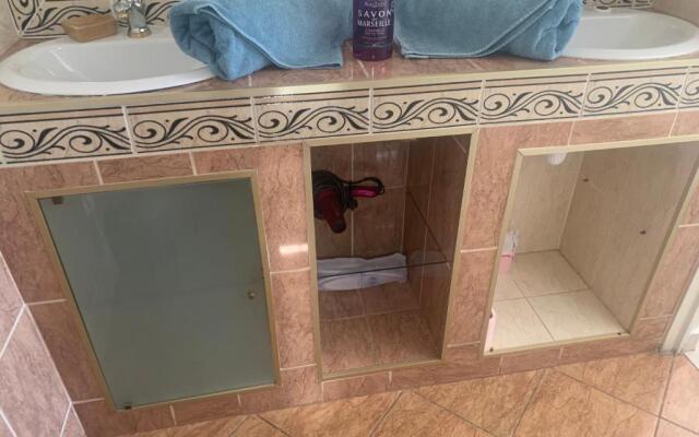 Petit appartement chez l’hôte avec piscine