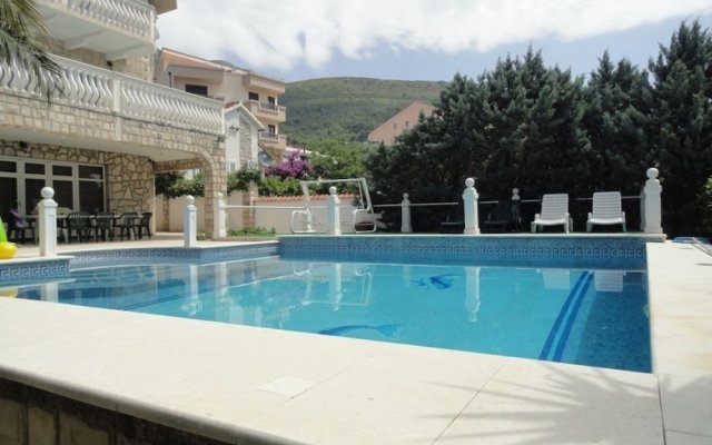 Petrovac Villa With Pool