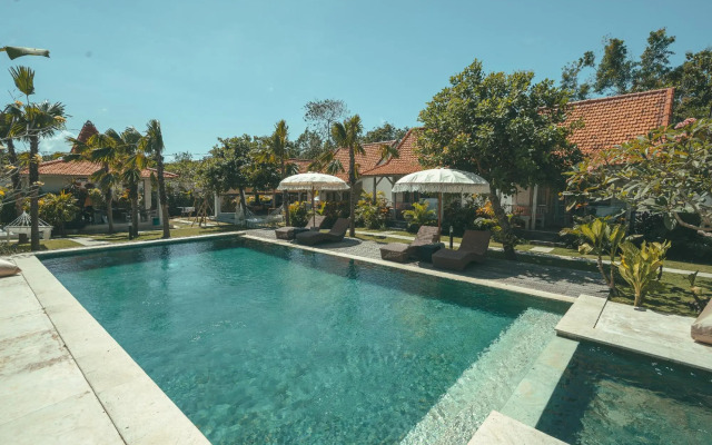 Tamuku Padang Padang, CARI Surf Camp