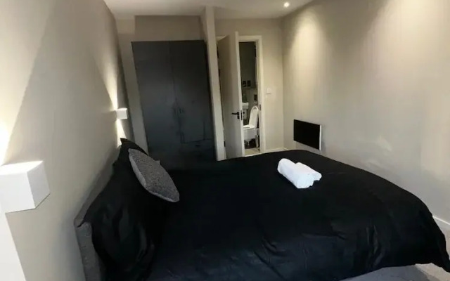 O M Luxurious Apartments