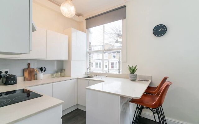 Modern 2BR Home in West London!