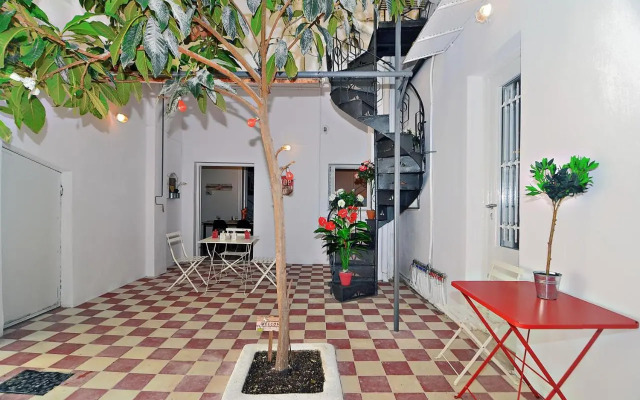 Neoclassical House with Unique Athenian Yard (nearby metro station)