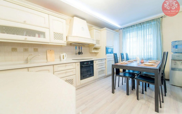 Пять Звезд на Монакова