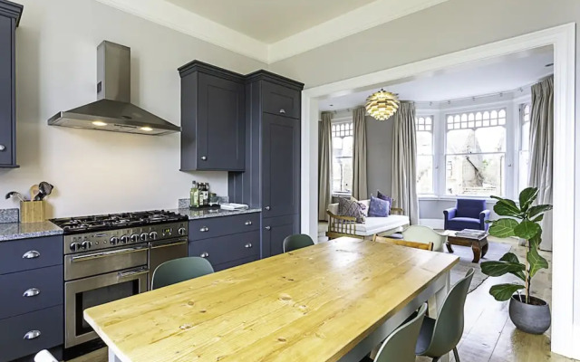 Bermondsey Bliss: Views, Comfort, and City Access!