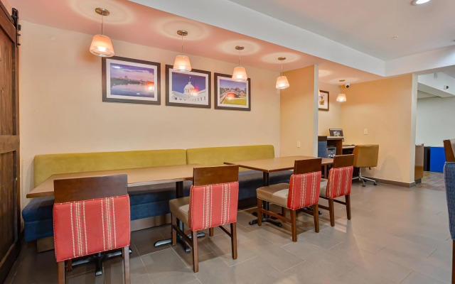 Comfort Inn & Suites Montgomery East Carmichael Rd