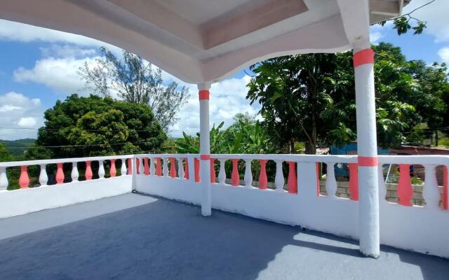 House - Sleeps 6 - Patio - Parking