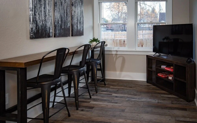 Cozy Carriage House, Walk to UNC, Free Bikes