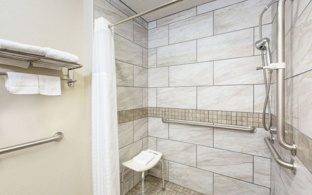 Days Inn & Suites by Wyndham Wisconsin Dells