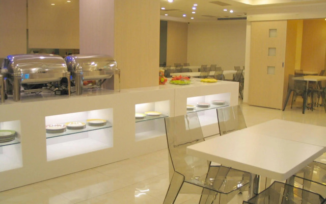 Yomi Hotel - MRT Shuanglian Station