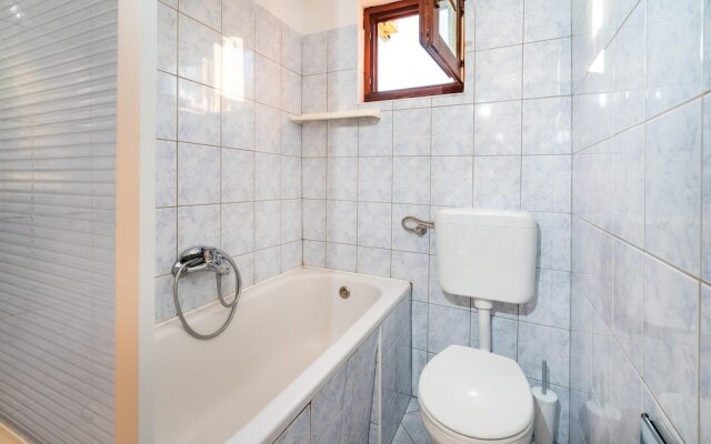 Awesome Apartment in Modric With 2 Bedrooms and Wifi