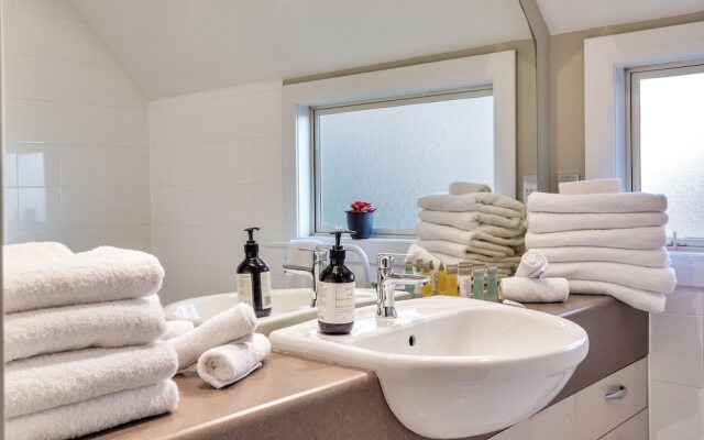 Castor Bay Home near Albany Sleeps 9