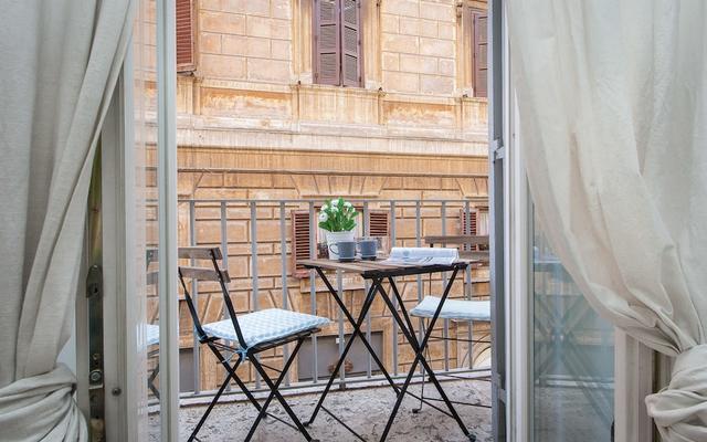 Rental in Rome Arenula Balcony