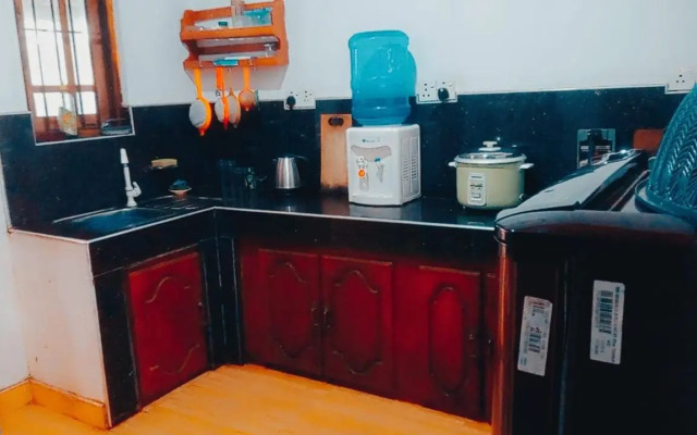 Chathuni Holiday Home