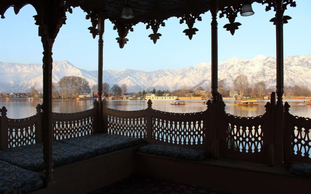 Wangnoo Houseboats