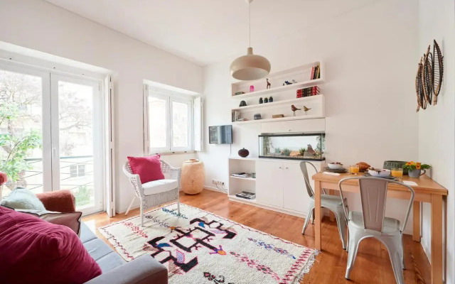Sunny Renovated Apt With AC, By TimeCooler
