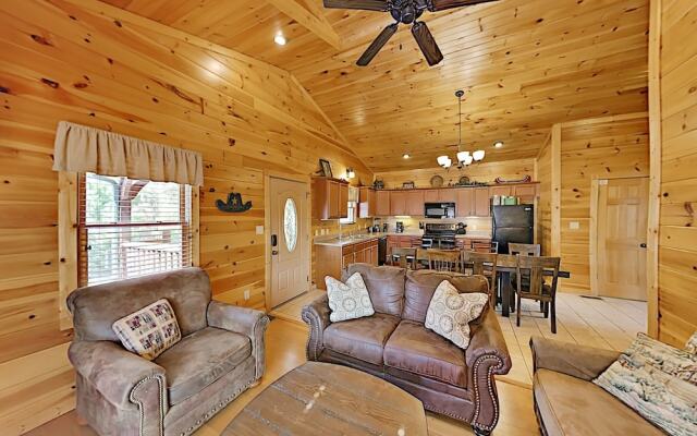 Gatlinburg Falls W/ Hot Tub & Big Views! 2 Bedroom Cabin