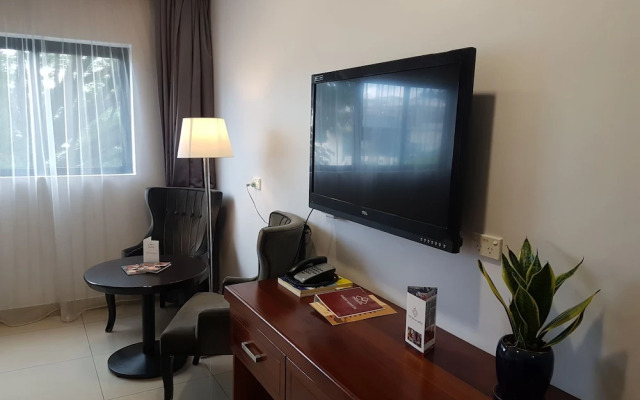 Paddy's Hotel & Apartments