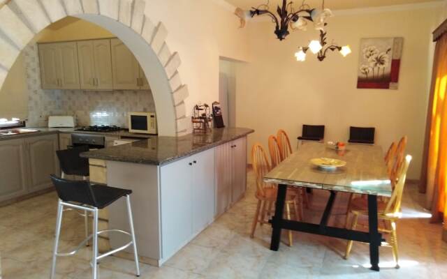 Lovely 7 Bedroom Villa !!