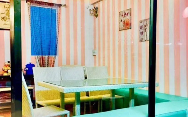 Bann Banburee Hostel & Cafe