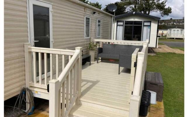 Luxury 2 Bedroom Holiday Home on Beachside Park