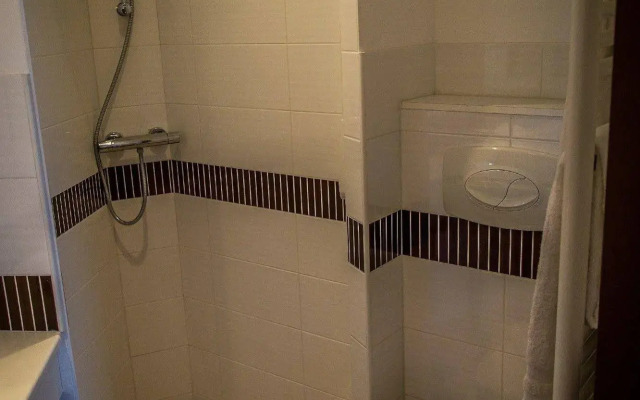 Brit Hotel Confort Azur Cholet Nord