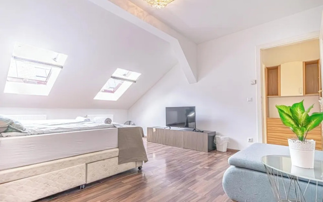 Stylish 3BR Apt With Balcony City Center