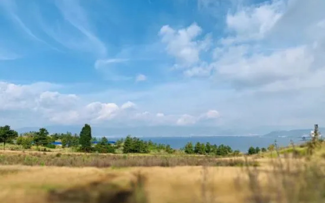 Fuxian Lake RuojianJijian House