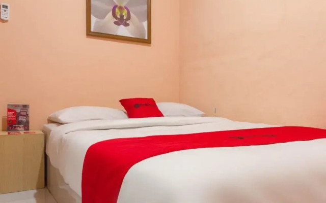 RedDoorz near Istana Plaza 2